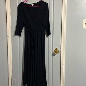 A ladies size large, v-neck, with ties, black dress.